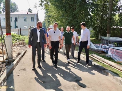 На постоянной основе следим за ремонтом в нашей городской больнице