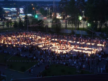 В День России «Волонтёры Подмосковья» выложили мозаику из 25 тысяч зажженных свечей