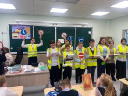 Госавтоинспекторы Лобни проводят беседы в школах