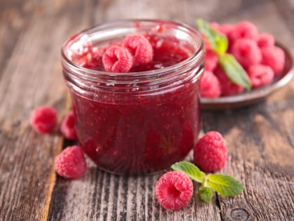Россиянам рассказали о способности малинового варенья предотвратить рак и уменьшить тошноту при беременности