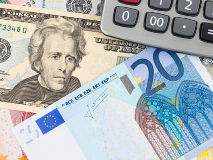 Стали известны прогнозы по курсам доллара и евро в сентябре