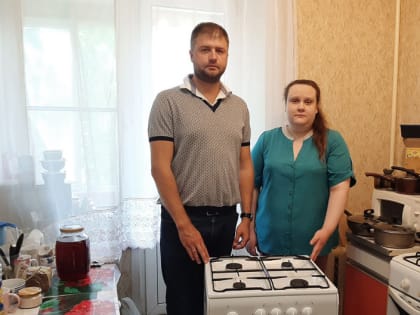 Партийцы передали новую газовую плиту жительнице Люберец