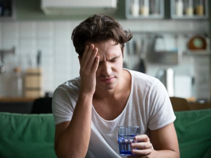 Нарколог Поликарпов рассказал, как избавиться от сильного похмелья