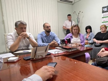 Депутат Люберец во время встречи ответил на вопросы жителей, касающихся ЖКХ