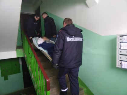 Спасатели ГКУ МО «Мособлпожспас» транспортировали больную пенсионерку