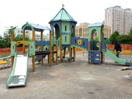 Монтаж детской игровой площадки «Лагуна» завершают в Подольске