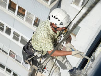 7600 метров швов в панельных домах отремонтировали промышленные альпинисты ООО «ДГХ» за этот год