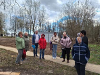 Замглавы Лобни по вопросам ЖКХ продолжает дворовые обходы