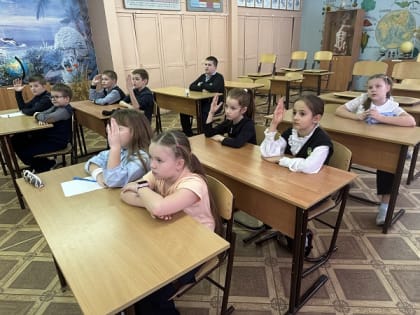 Нововолковские школьники окунулись в разноцветье сказок