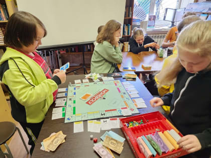 Дороховские ребята проводят свой досуг за играми в библиотеке