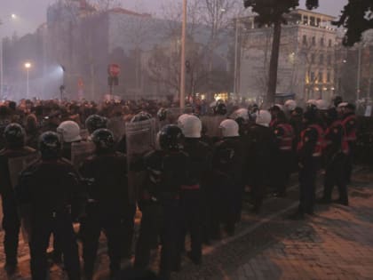 В Албании против протестующих выставили около тысячи полицейских