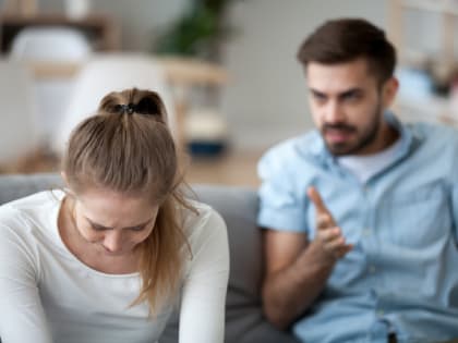 Житель Петербурга выманивал деньги у жены, притворяясь больным раком