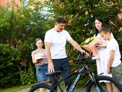 Владимир Волков вручил школьнику из деревни Люберец новый велосипед взамен пропавшего