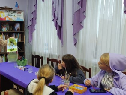 В Колюбакинской библиотеке – поделки-деревья