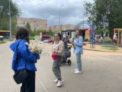 Молодогвардейцы подарили цветы жителям Лобни ко Дню семьи, любви и верности