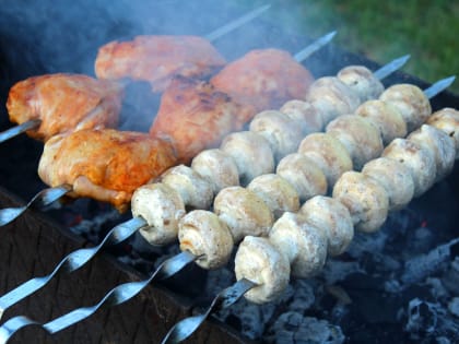 Врачи предупредили россиян, что запивать шашлык алкоголем смертельно опасно