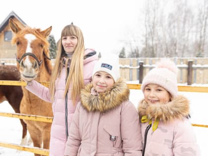 Дети участников СВО побывали на экскурсии на конюшне в д. Дровосеки