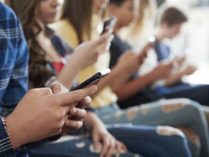Врач Демьяновская: Использование соцсетей детьми может развить digital-деменцию