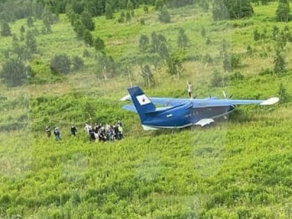 Самолёт с двумя десятками людей экстренно приземлился в поле под Серпуховом