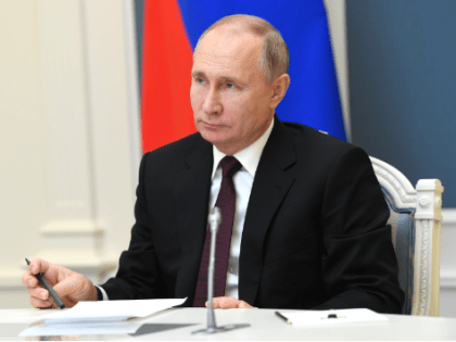 Владимир Путин отметил, что РФ спокойно переносит санкции Запада