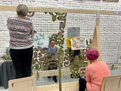 В Общественной палате Сергиево-Посадского городского округа совместно с волонтерским движением «Золотые руки Ангела» плетут маскировочные сети.