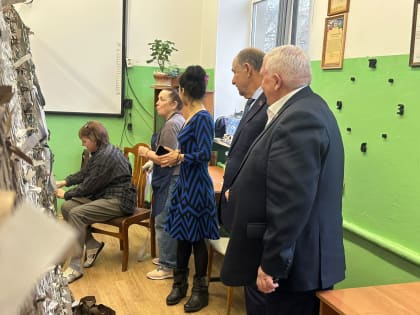 Депутаты встретились с активистами, занимающимися изготовлением маскировочных сетей