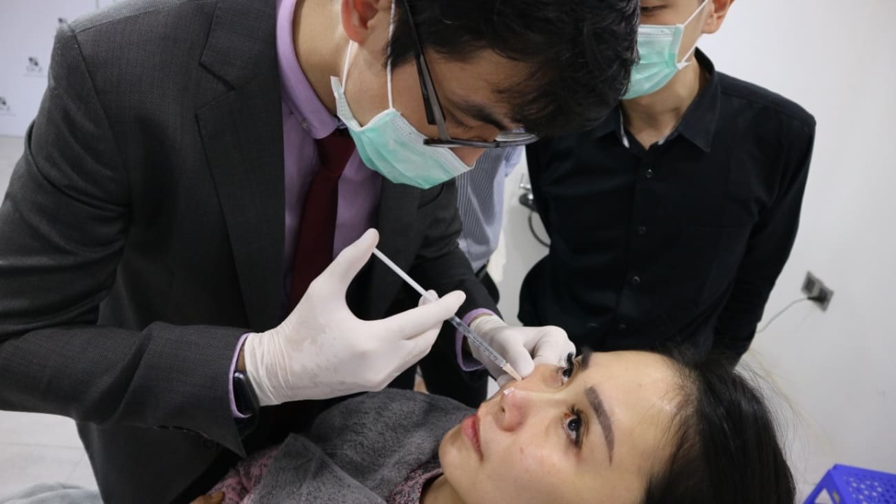 Dr Chua Cheng Yu trains foreign doctors on nose threads Dr Chua Cheng Yu trains foreign doctors on nose threads