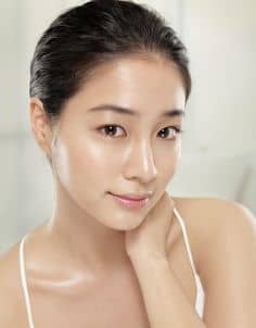 beautyful asian woman with glowy skin