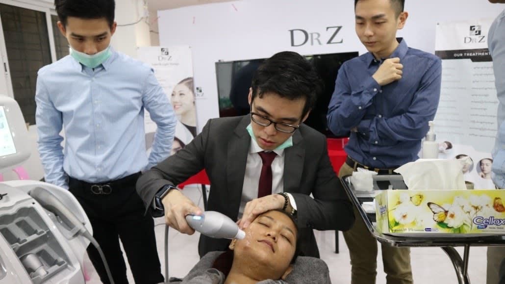 Dr Cy Chua Using Ultraformer dr cy chua hifu treatment