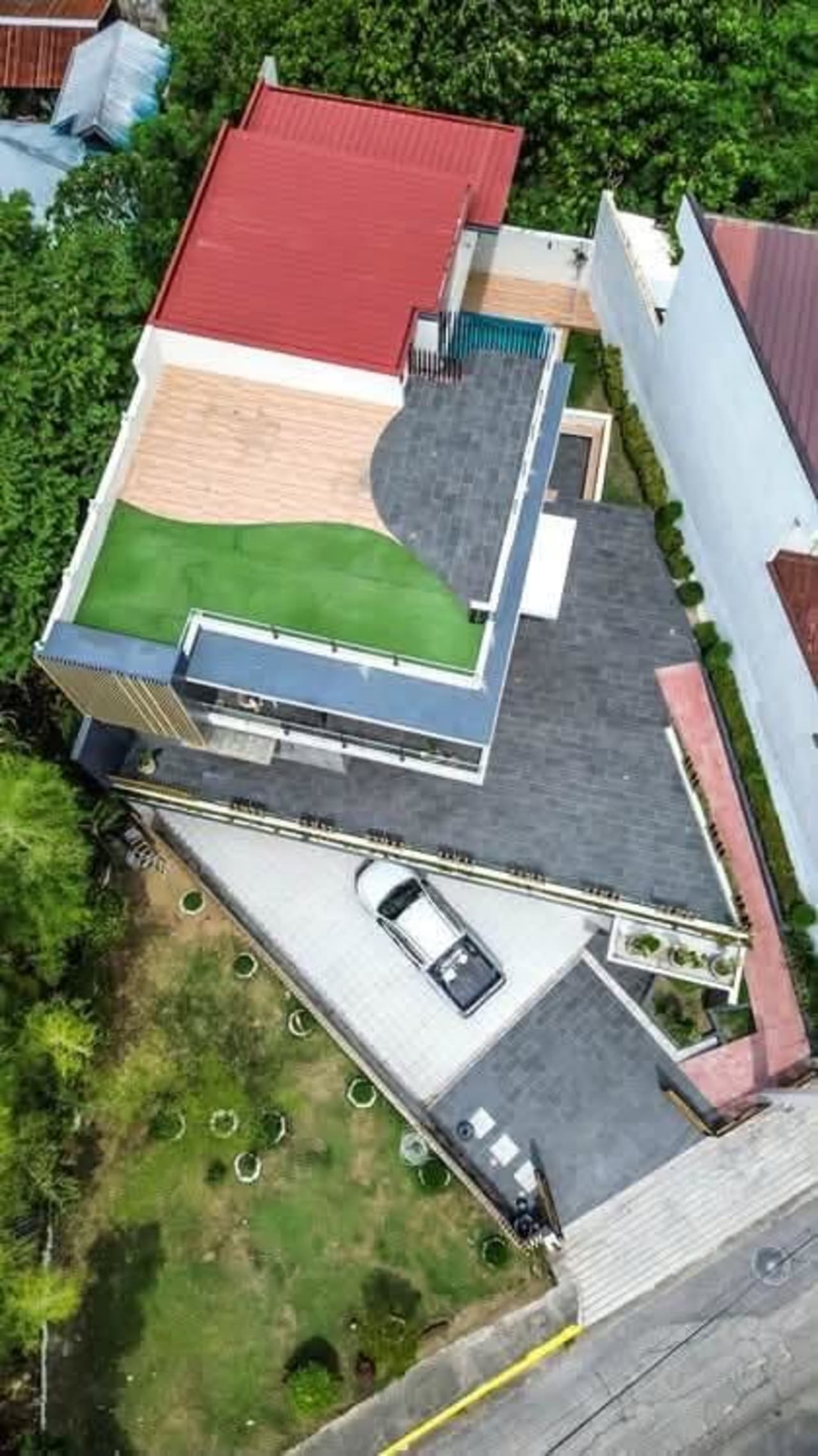 Luxury 5-bedroom house in Vista Grande Cebu City with four-car garage