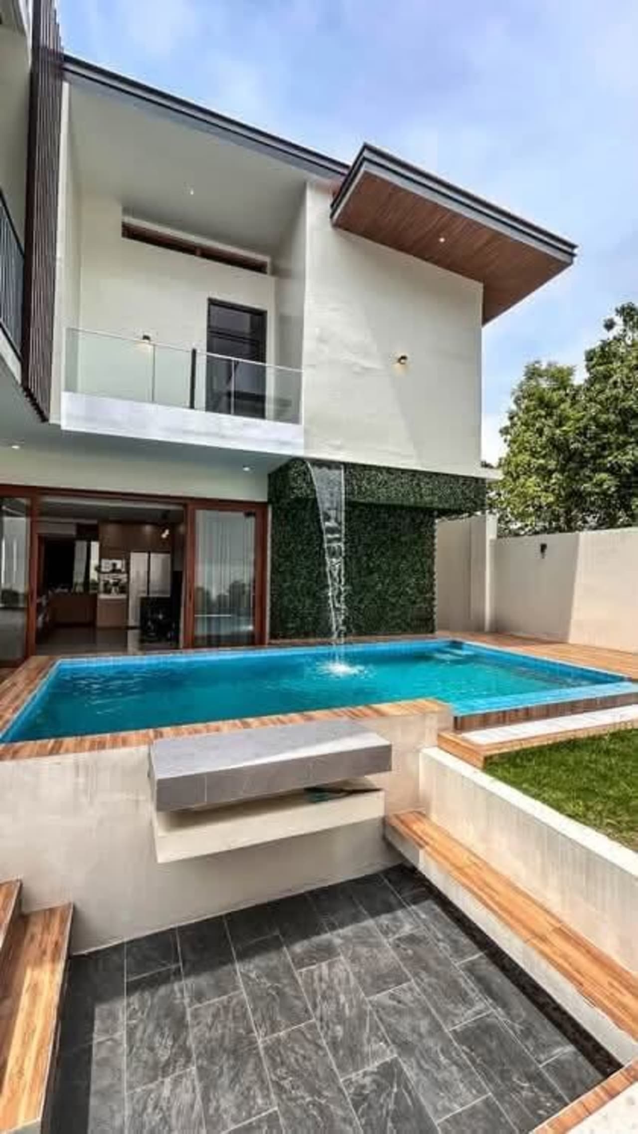 Private swimming pool with water features at luxury 5-bedroom home in Cebu City