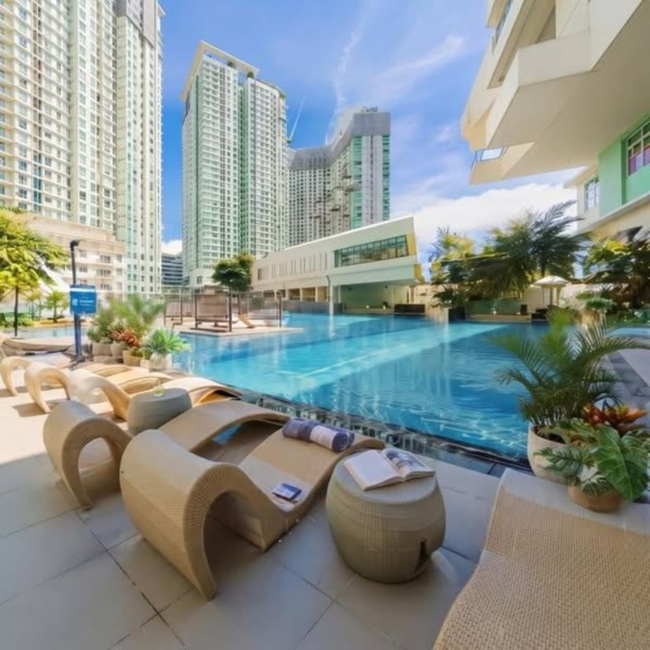 Swimming pool and outdoor lounge at Solinea Tower 4 Cebu Business Park