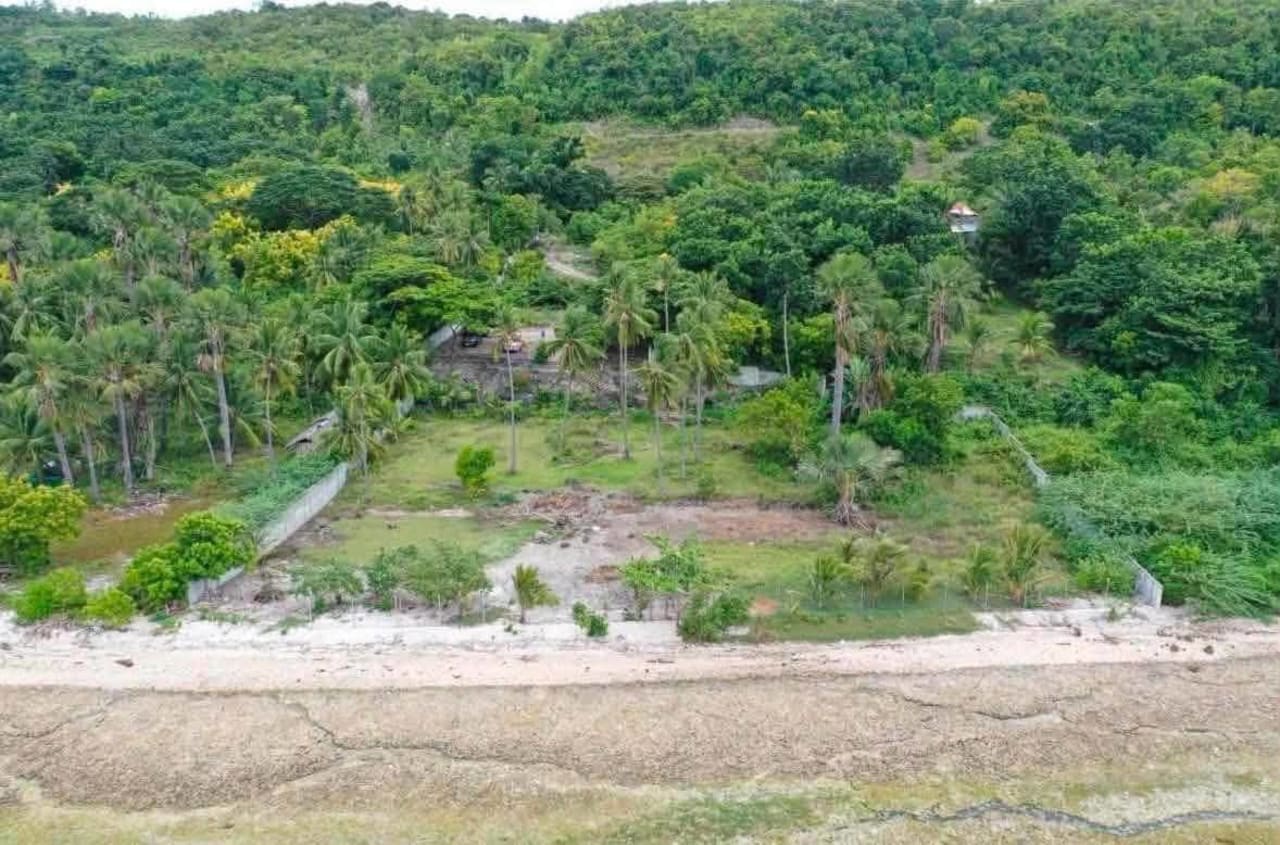 Seaside land in Santander, Cebu, with direct coastal frontage suitable for potential resort or tourism development