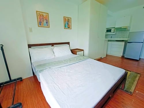 Fully furnished studio with double bed, built-in wardrobe and kitchen area at Avida Towers 2 Cebu IT Park