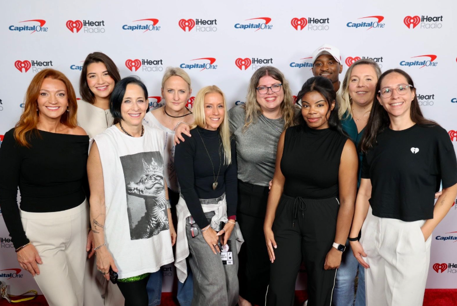 Big group pic on the red carpet