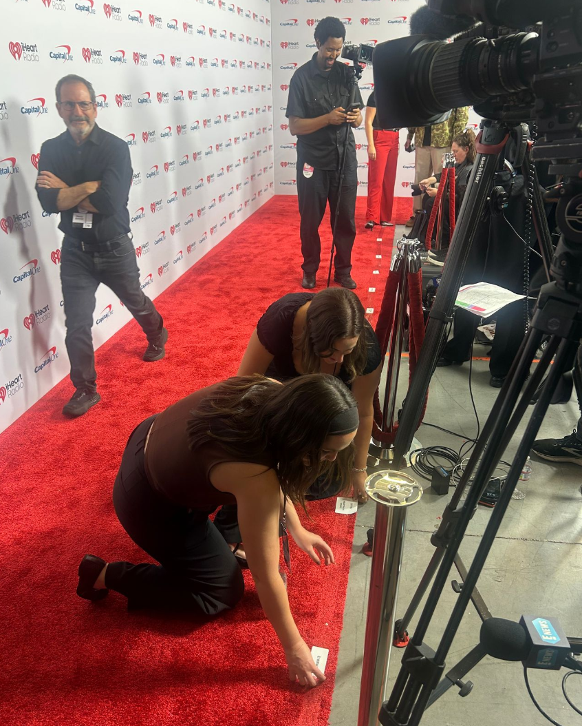 Setting up outlet labels on the carpet