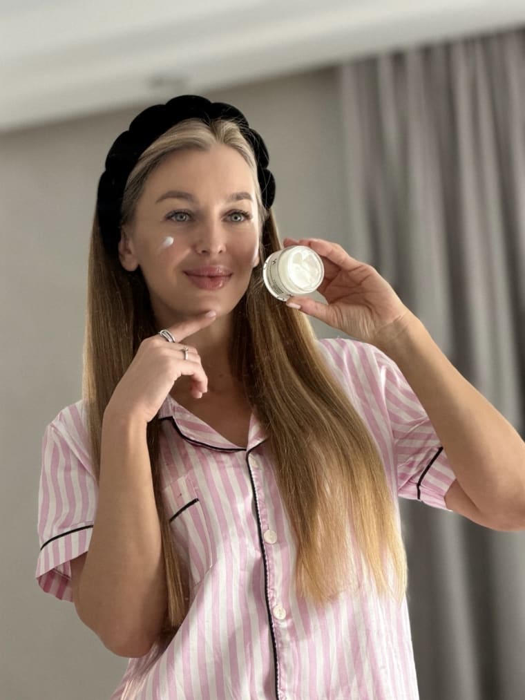 Жінка використовує крем ROBEAUTY вдома