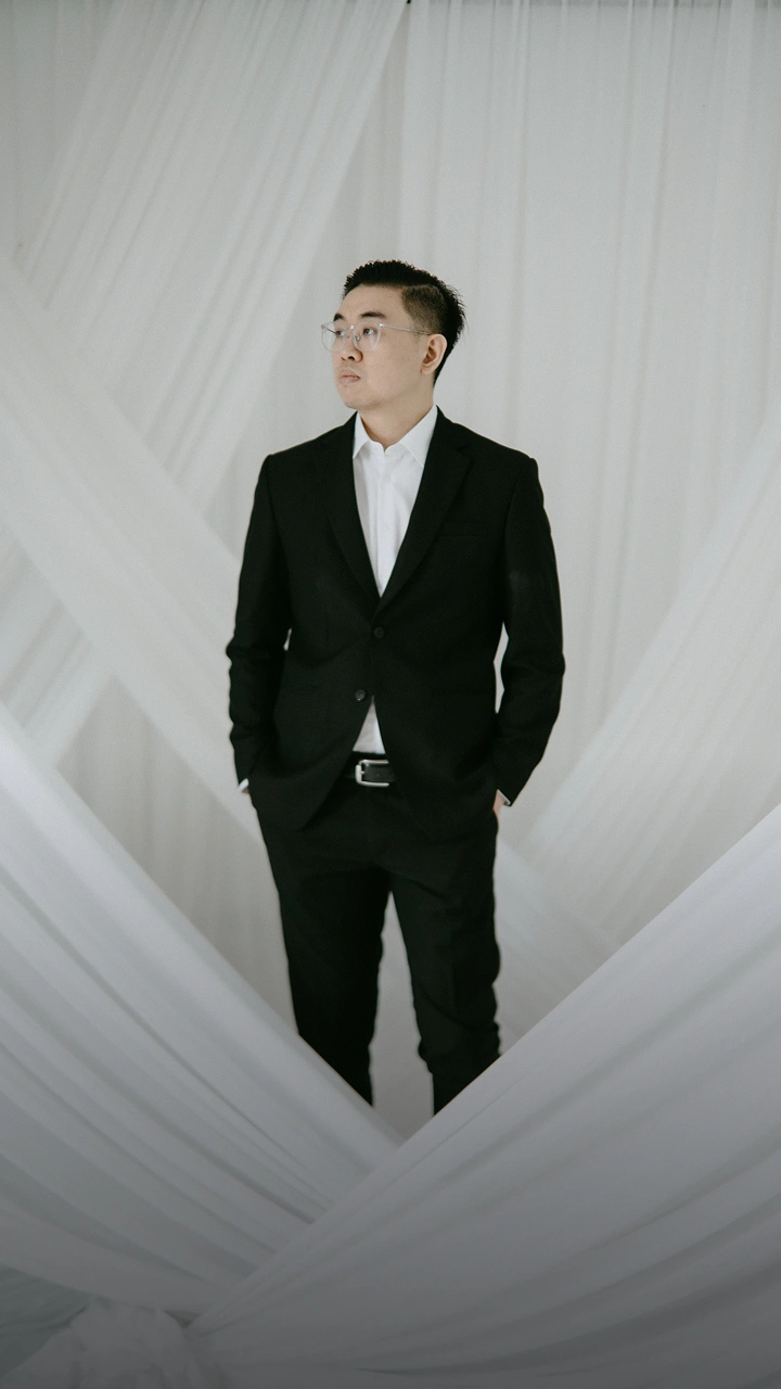 bride or groom portrait pic