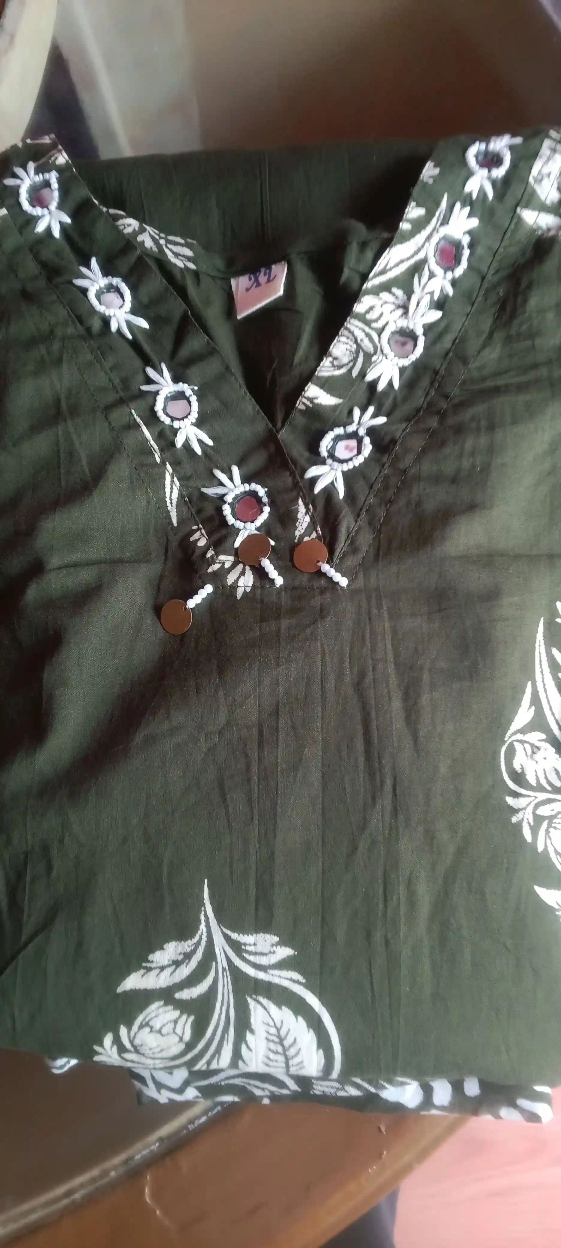 Women's Dark Green Printed Kurti Set with Embellished V-Neck(Cotton Fabric) - image 2