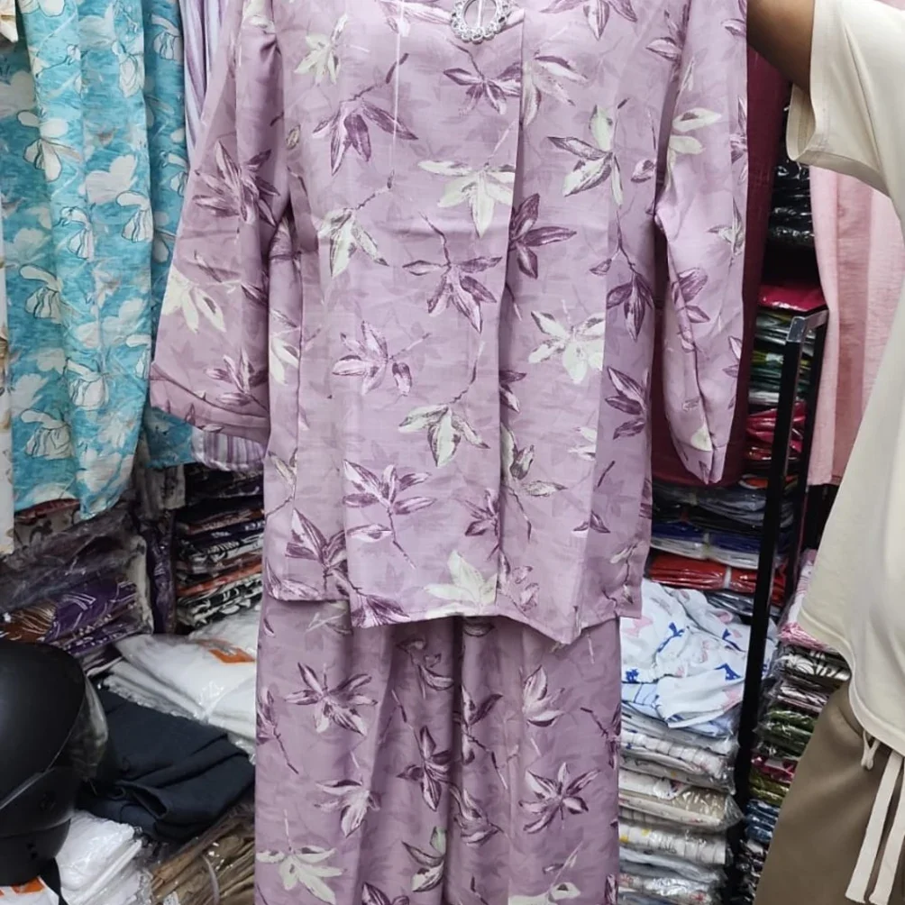 Mauve Floral Print Co-ord Set with V-Neck Embellished Top and Trousers - image 2