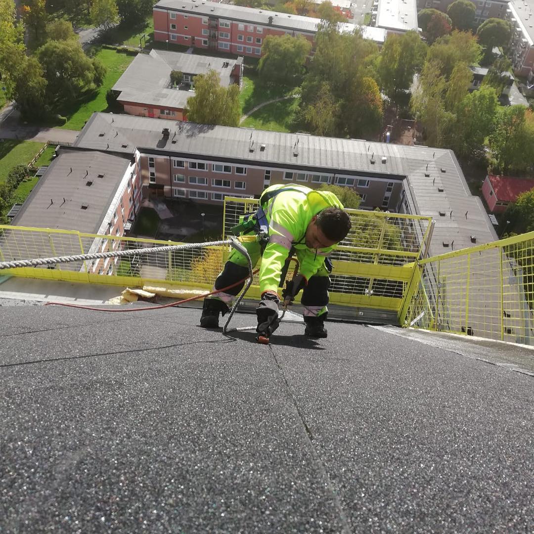 Takläggare i Sollentuna arbetar med ett nytt tegeltak på villa