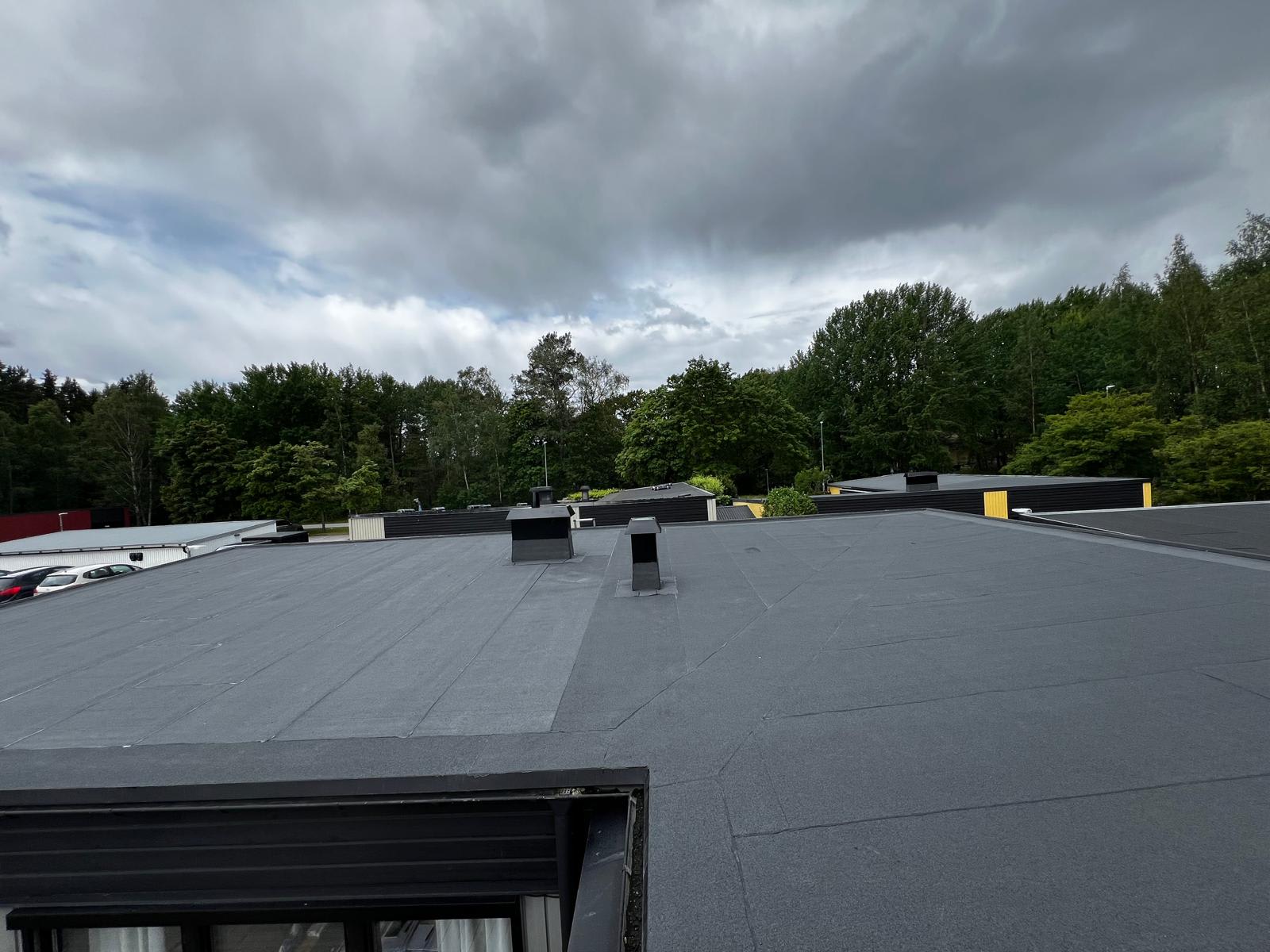 Takläggare täby projekt, skorsten, bilar, tak, moln, skog, träd, fönster,