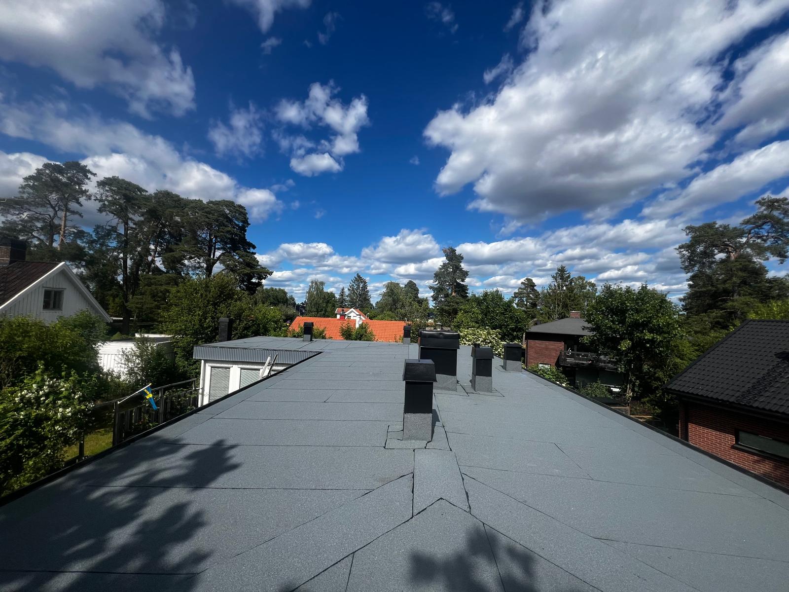 takläggare Danderyd projekt, blå himmel, moln, tak, hus, svensk flagga, skorsten