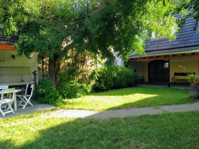 Exclusivo chalet con parque y cochera en venta en Banfield