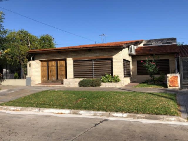 Casa 3 ambientes con cochera cubierta en venta en Banfield