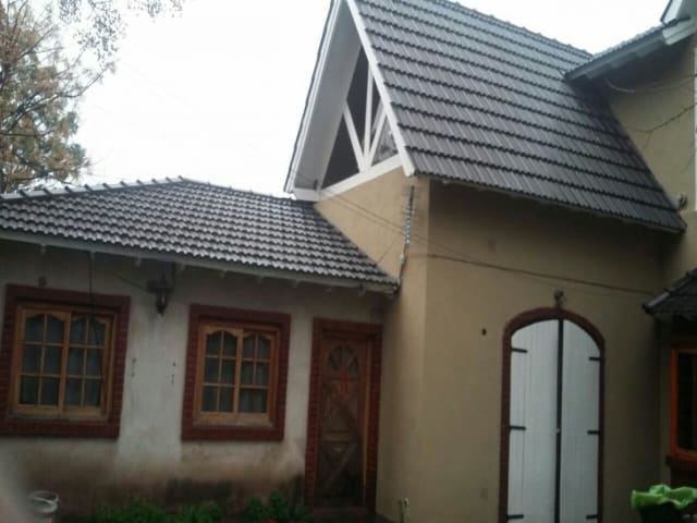 Casa con 4 ambientes y cachera en veta en Banfield