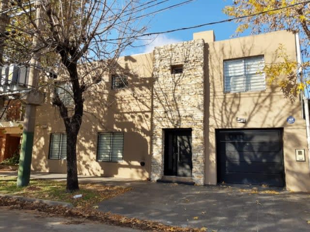 Casa de categoría de 4 ambientes en venta en Banfield