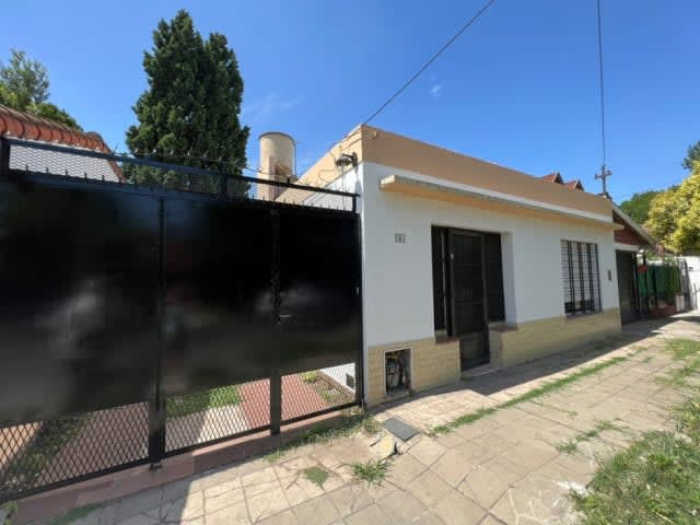 Casa con cochera en alquiler en Temperley