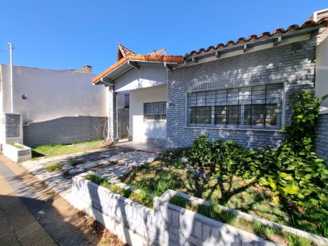 CASA 4 AMBIENTES CON PARQUE Y QUINCHO - APTA CRÉDITO en Temperley