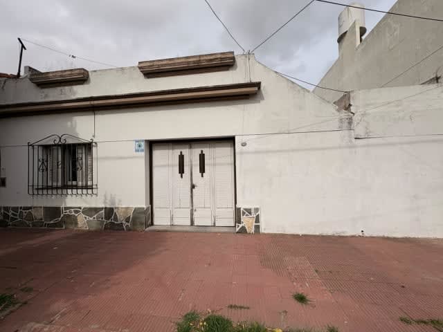 Casa en venta desarrollada en una planta, con orientación Norte en Lanús Oeste